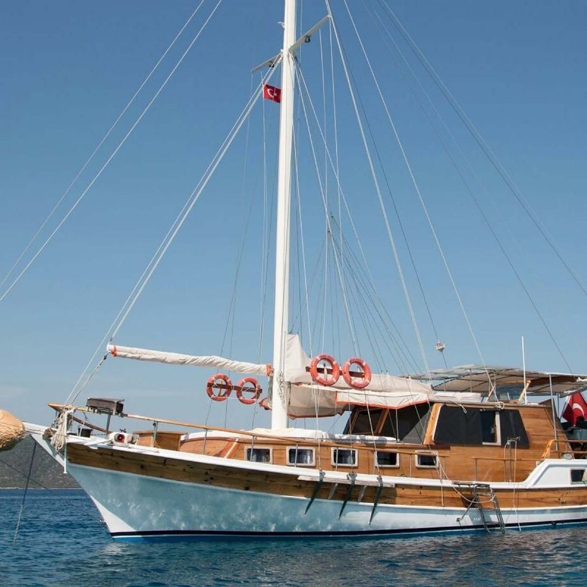 8 person yacht charter